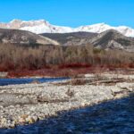 photo prise les pieds dans le petit Buëch en hiver avec le massif du Dévoluy enneigé en arrière plan