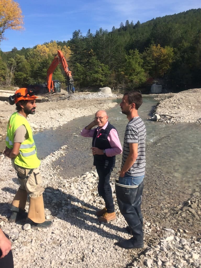 photo de Robert Garcin au bord du Buëch avec deux techniciens du SMIGIBA
